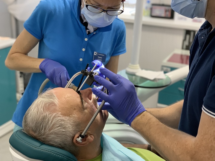 Стоматологический артикулятор в зубной клинике